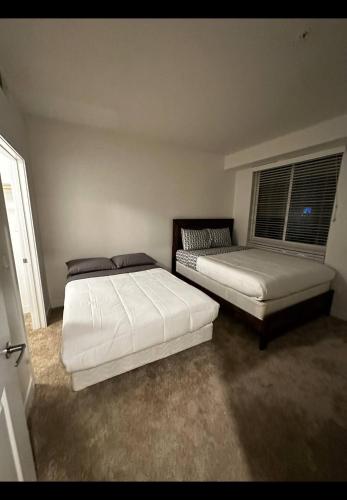 um quarto com 2 camas e uma janela em Glendale Apartment 2Bed-2Bath em Glendale