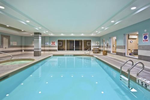 - une grande piscine dans une chambre d'hôtel dans l'établissement Holiday Inn Express Kingston Central, an IHG Hotel, à Kingston