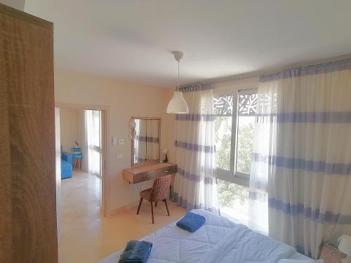 ハルガダにあるMangarovy El Gounaのベッドルーム1室(ベッド1台、デスク、窓付)