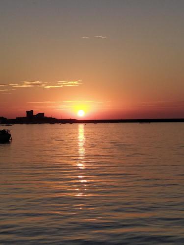un coucher de soleil sur une masse d'eau dans l'établissement XOKO GORRI, à Urrugne