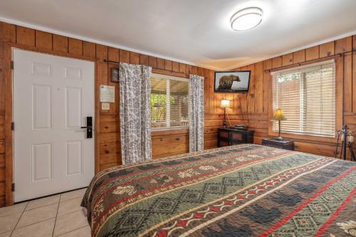 ein Schlafzimmer mit einem Bett und einem Fenster in der Unterkunft Bear Creek Resort in Big Bear Lake
