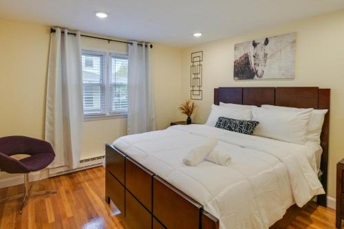 1 dormitorio con 1 cama grande y 1 silla en Boston Duplex with Foosball Table 11 Mi to Downtown, en Boston