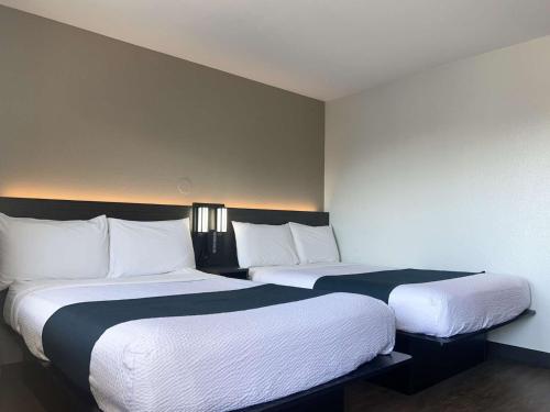 Postel nebo postele na pokoji v ubytování Motel 6-Tulare, CA