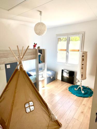 - une chambre avec un lit et une tente dans l'établissement Chalet cosy dominant le village, à Lus-la-Croix-Haute