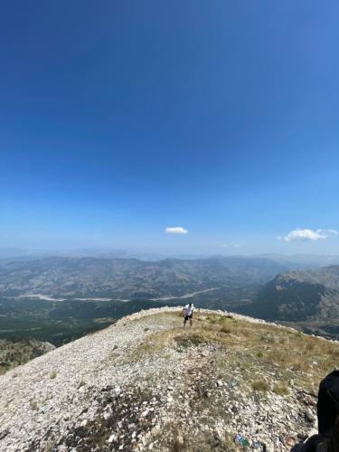 eine Person, die auf einem Berg steht in der Unterkunft Mountain Majesty 