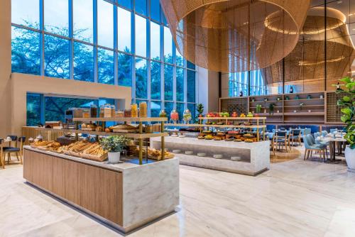 uma padaria com uma variedade de produtos de pastelaria em exposição em Hilton Santa Marta em Santa Marta