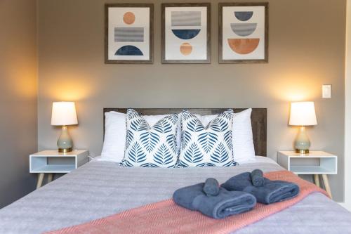 um quarto com uma cama com toalhas azuis em The Mackenzie Haven em Revelstoke