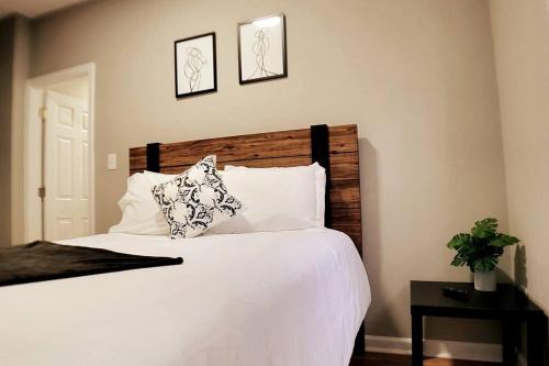 a bedroom with a bed with white sheets and pillows at 2 bd 2 bath in Fountain Square- 5 Min to Downtown in Indianapolis