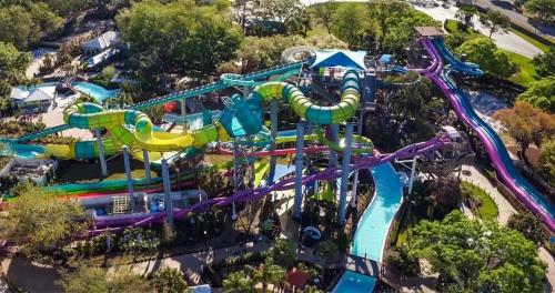 een luchtzicht op een waterpark met een achtbaan bij Florida Luxe, Brand new 4 Bed Property with a Private Jacuzzi in Tampa