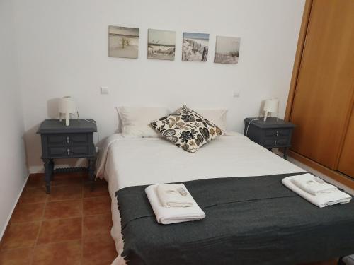 1 dormitorio con 1 cama grande y 2 mesitas de noche en Apartment Belleview, en Lagos