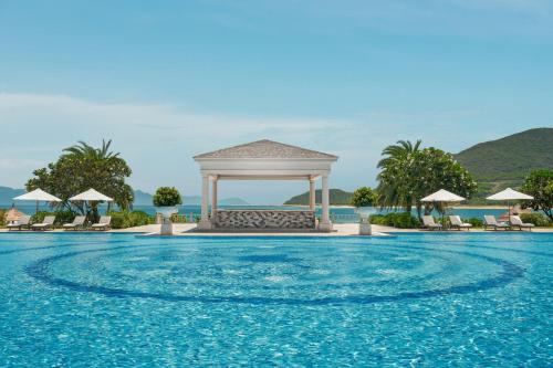 una piscina en un complejo con cenador en Nha Trang Marriott Resort & Spa, Hon Tre Island en Nha Trang