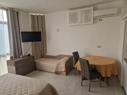 Un dormitorio con una mesa y una cama y una habitación con una cama. en Sara House Palermo, en Palermo
