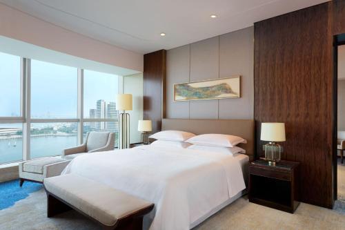 Sheraton Zhanjiang Hotelにあるベッド