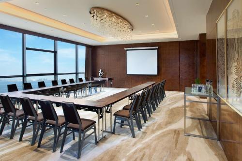 Sheraton Zhanjiang Hotelにあるビジネスエリアまたは会議室