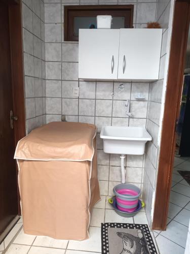 Η κουζίνα ή μικρή κουζίνα στο Quartos em Casa Familiar, Aeroclube, Praia do Bessa