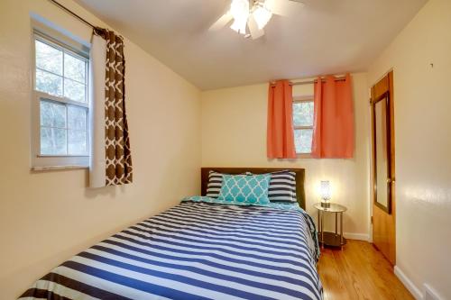 Ένα ή περισσότερα κρεβάτια σε δωμάτιο στο Cute Home with Patio about 7 Mi to Dtwn Pittsburgh