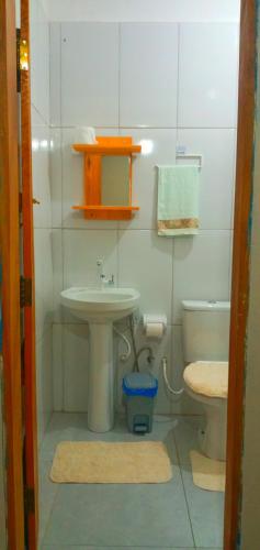 a small bathroom with a sink and a toilet at Casa Repouso da Águia in Mucugê