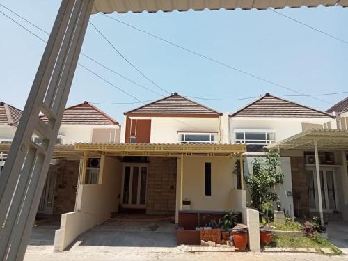 a house under construction with the front of it at Villa Kayana Regency F9 Batu in Karangploso