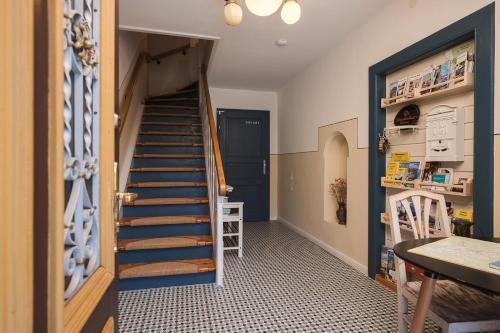 Una escalera en una habitación con puerta azul en Wanderlust Boutique Rooms - Self Check-in & Personal Check-in, en Bad Goisern