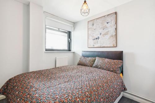 Un pat sau paturi într-o cameră la Docklands Cozy View Apartment