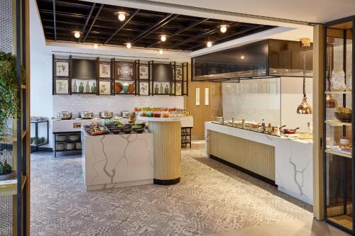 Η κουζίνα ή μικρή κουζίνα στο Courtyard by Marriott Jubail