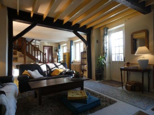 sala de estar con sofá y mesa en Gîte Faverolles, 6 pièces, 10 personnes - FR-1-581-101, en Faverolles