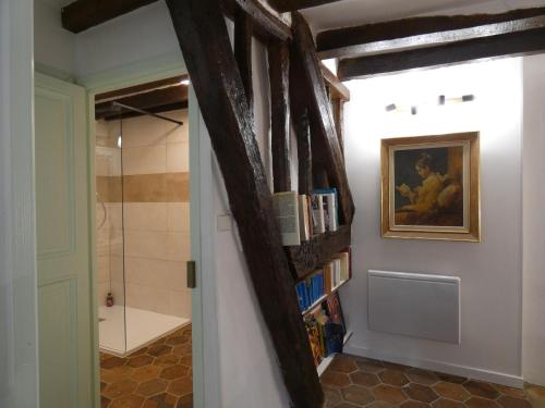 a hallway with a book shelf and a bathroom at Gîte Garnay, 3 pièces, 4 personnes - FR-1-581-103 in Garnay