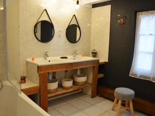 ein Badezimmer mit einem Waschbecken und zwei Spiegeln an der Wand in der Unterkunft Gîte Commune nouvelle d'Arrou, 4 pièces, 7 personnes - FR-1-581-93 in Arrou