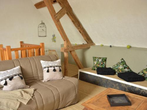 ein Wohnzimmer mit einem Sofa und einem Tisch in der Unterkunft Gîte Commune nouvelle d'Arrou, 4 pièces, 7 personnes - FR-1-581-93 in Arrou