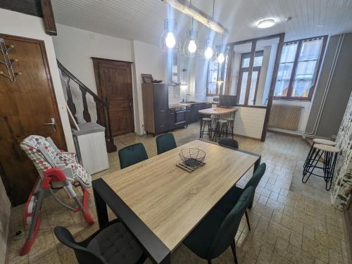 Cette grande chambre dispose d'une table et de chaises en bois. dans l'établissement Séjour détente et confort à Châteauvillain, 2 ch, Parc national de forêts, tarifs tout compris - FR-1-611-94, à Châteauvillain