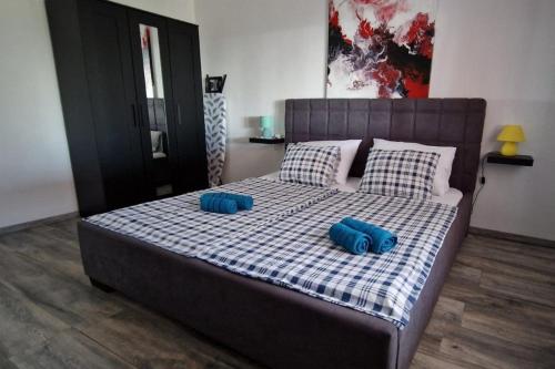 - une chambre avec un lit et 2 oreillers bleus dans l'établissement Family friendly house with a swimming pool Vrana, Biograd - 21875, à Pakoštane