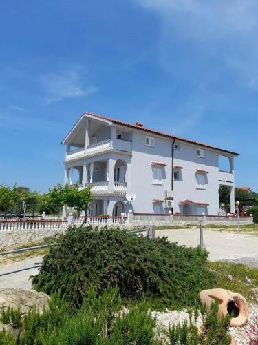 Apartments with parking space Lopar, Rab - 21881