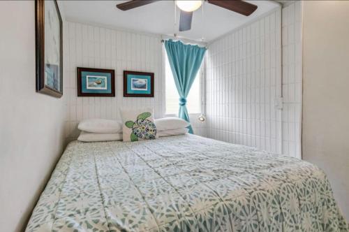 um quarto com uma cama grande e uma janela em Stunning Ocean Views Condos in Oahu at Punaluu em Hauula