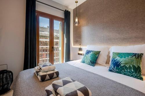 Кровать или кровати в номере Stay U-nique Apartments Rambla Catalunya III