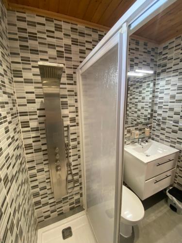 W łazience znajduje się prysznic, toaleta i umywalka. w obiekcie Beach Villa private heated pool w mieście Caleta De Fuste
