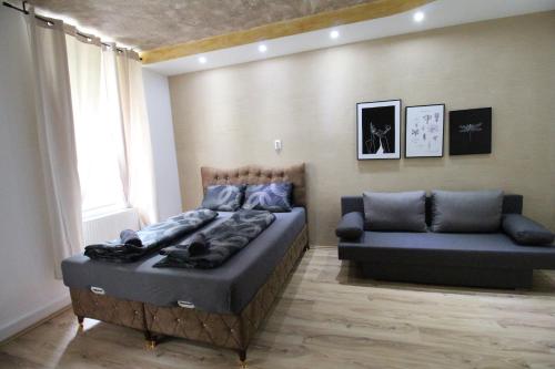 - une chambre avec un lit et un canapé dans l'établissement Family Quad room RF, à Vienne