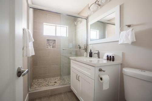 a bathroom with a shower and a sink and a toilet at Seashore VI by AvantStay Cozy La Jolla Flat 5mins from the Beach in San Diego