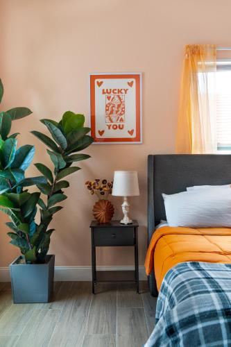a bedroom with a bed and a potted plant at Florida Luxe, Brand new 4 Bed Property with a Private Jacuzzi in Tampa