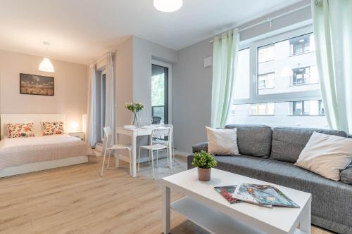 Postel nebo postele na pokoji v ubytování WrocApartments StarCenter - Parking Free