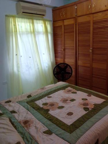 Giường trong phòng chung tại Ana y clarence