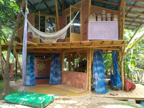 Linda Casa de Bambu e Garrafas no litoral de Serra Grande, BA