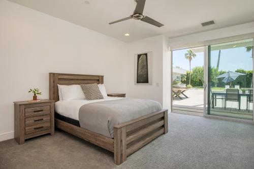 een slaapkamer met een bed en een plafondventilator bij Polo Villa 1 by AvantStay Features Expansive Pool, Spa & Outdoor Firepit 260-322 5 Bedrooms in La Quinta