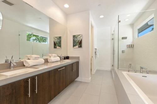 拉昆塔的住宿－Polo Villa 7 by AvantStay Features Entertainer's Backyard Game room 260-316 5 Bedrooms，浴室配有2个盥洗盆、浴缸和淋浴。