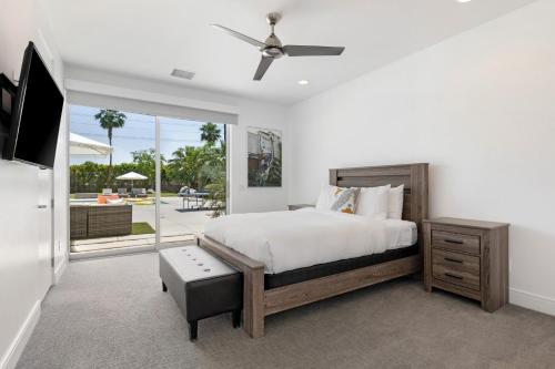 拉昆塔的住宿－Polo Villa 7 by AvantStay Features Entertainer's Backyard Game room 260-316 5 Bedrooms，一间卧室设有一张床、一台电视和一个庭院。