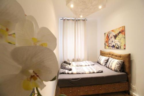 ein Schlafzimmer mit einem Bett mit weißen Blumen an der Wand in der Unterkunft Superior Double room RF in Wien