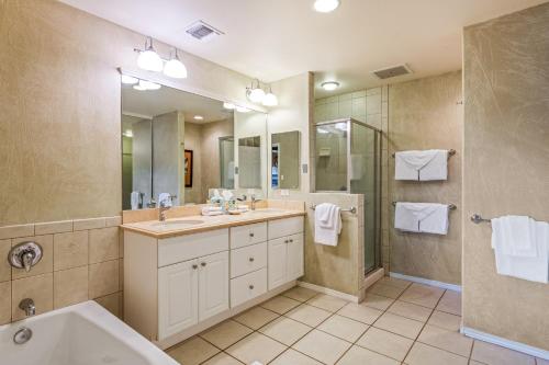 W łazience znajduje się wanna, umywalka i prysznic. w obiekcie Waikoloa Colony Villa 1704 - MCH w mieście Waikoloa