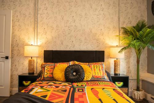 - une chambre avec un lit et un oreiller dans l'établissement The Sahara #3, à Bellefontaine