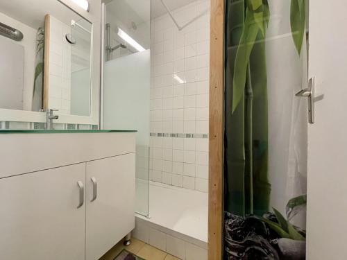 une salle de bain avec douche et lavabo dans l'établissement Appartement lumineux avec parking, terrasse et proche plage à Sète ! - FR-1-338-63, à Sète