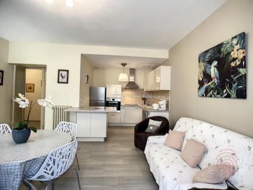 un salon avec un canapé et une table dans l'établissement Appartement F3 avec Wifi et Parking proche Thermes, animaux acceptés à Lamalou-les-Bains - FR-1-451-122, à Lamalou-les-Bains