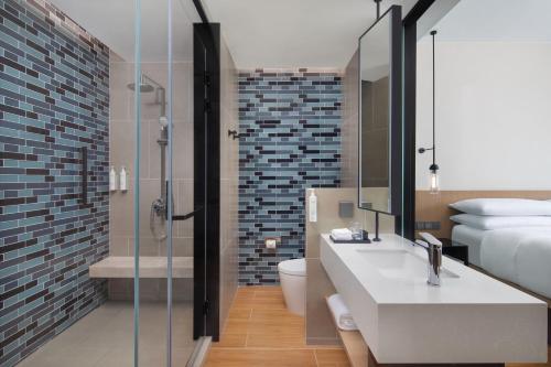 崑山市にあるFairfield by Marriott Kunshanのバスルーム(シャワー、洗面台、トイレ付)